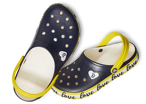 Crocs Launches Drew Barrymore ♥ Crocs Color-Block Collection | SHOEOGRAPHY