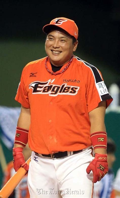 Hanwha slugger Kim Tae-kyun donates 100m won