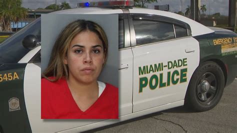 ARRESTAN A UNA POLICÍA DE MIAMI DADE y otra mujer por golpear al novio que ambas compartían sin ...