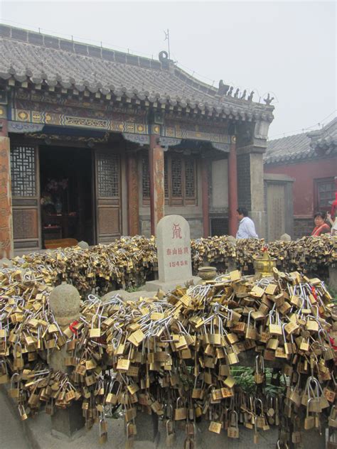 Cadenas en haut du Tai Shan : Temples : Mont Taishan : Shandong : Chine : Routard.com