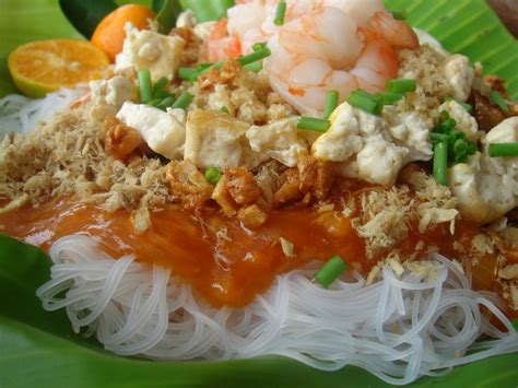 Pancit Palabok Recipe by Shalina - CookEatShare