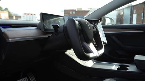 Yoke steering – Custom Tesla