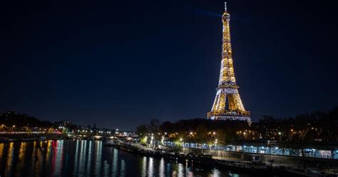 Eiffel Tower at night : photos, light show and glitter