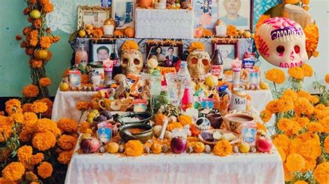 ¿Sabes que se debe poner en el altar del Día de Muertos?