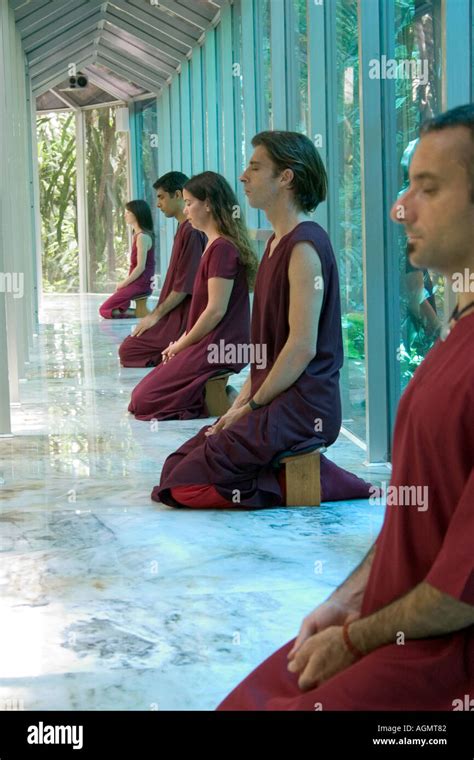 Osho meditation Banque de photographies et d’images à haute résolution - Alamy