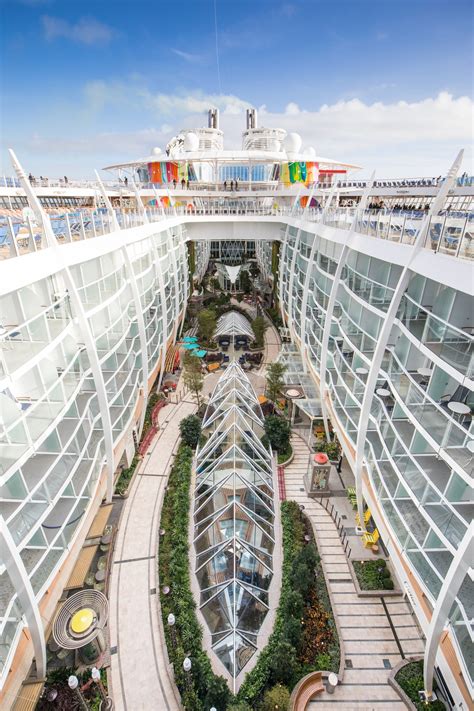 Royal Caribbean One-Ups Itself With New World's Biggest Cruise Ship, 'Symphony of the Seas ...