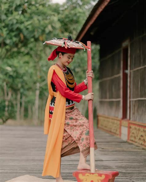 Dayak - Indonesia traditional costume 🇮🇩 | Fashion, Outfits, Costumes