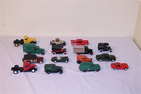 Lot - Lot of Ertl toy cars and trucks