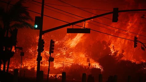 Los Angeles fires latest: 30,000 under evacuation order as Pacific ...