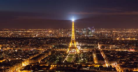 Photographer Freezes to Death on Busy Paris Street | PetaPixel