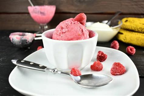 Sugar Free Ice Cream Recipe with Raspberries | SunCakeMom