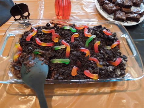 "Mud & Worms" cake! | Halloween food for party, Halloween dinner ...