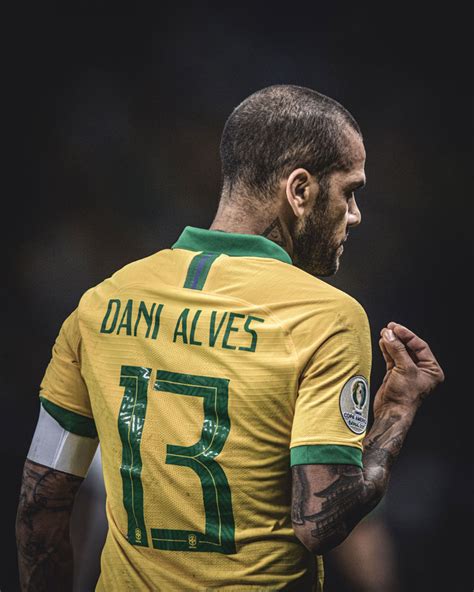 Aos 36 anos, Daniel Alves se reinventa na seleção brasileira - Cidadeverde.com