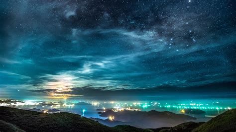 Dramatic summer night sky with the Moon over Hong Kong cityscape | Windows Spotlight Images