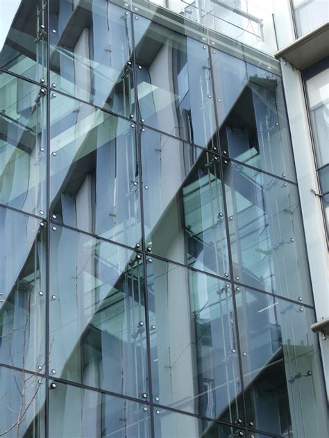 Insulating glass facade - Office Building in Paris | glassonweb.com