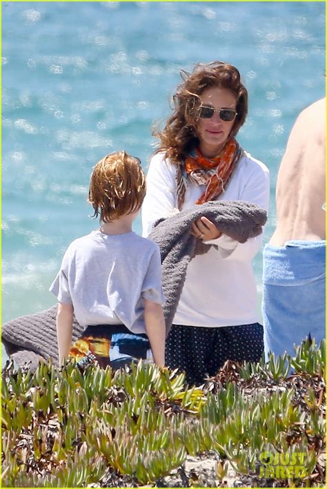 Julia Roberts: Family Beach Day with Shirtless Danny Moder!: Photo ...