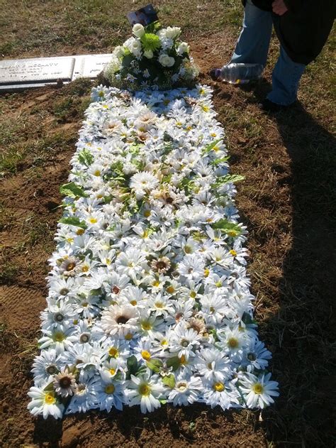 17 Best images about GRAVE SADDLES, BLANKETS AND WREATHS on Pinterest ...