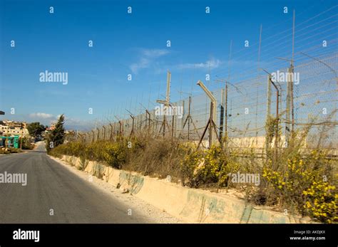 Metula fences on the border between Lebanon and Israel Stock Photo - Alamy