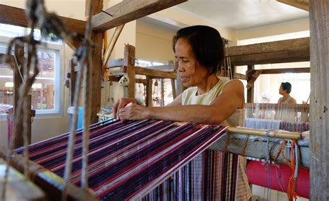 Tara! Abra: La Paz Weaving - Traveling Journo Ph