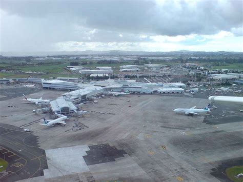 Auckland Airport. How to reach by plane. Practical info and guide