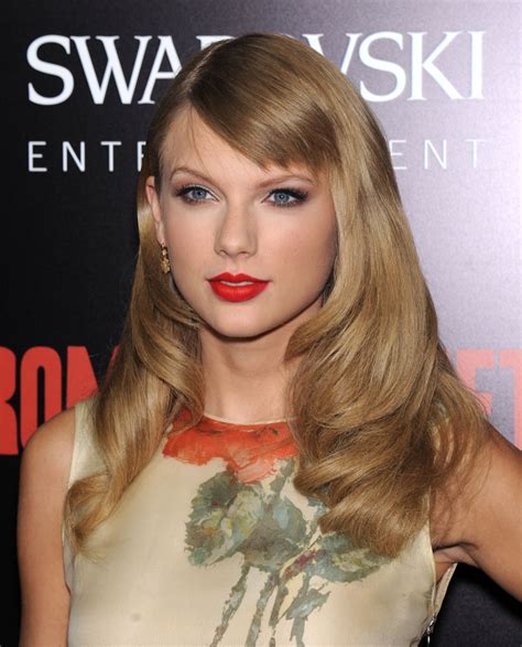 taylor-swift-red-lipstick-long-hair