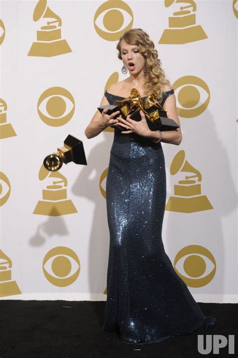 Photo: Taylor Swift wins four Grammys at the 52nd Annual Grammy Awards ...