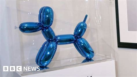 Jeff Koons: Visitor breaks iconic Balloon Dog sculpture in Miami - BBC News