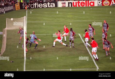 Ole Gunnar Solskjaer scores Manchester United's last minute goal. Man ...