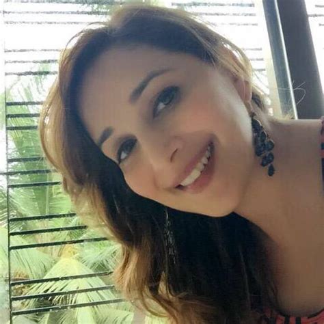 Lovely Smile Of Madhuri Dixit - JattDiSite.com