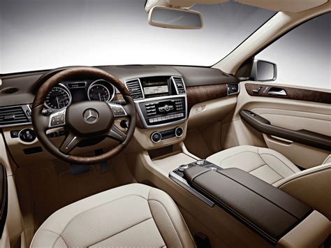 2012 Mercedes-Benz ML throws down gauntlet to Audi Q7 and BMW X5 - Photos (1 of 5)