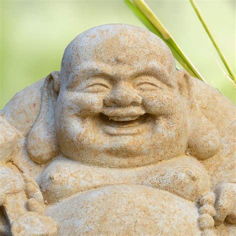 Lachender Buddha Figur aus Stein - Samanta • Gartentraum.de