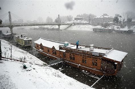 Photos: Kashmir witnesses season’s first snowfall | News-photos – Gulf News