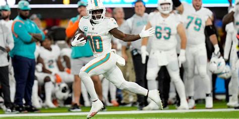 Dolphins' Tyreek Hill scores touchdown on chaotic fumble recovery vs. Chargers | Fox News