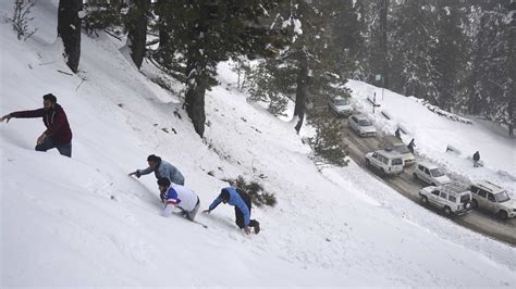 Gulmarg gets over 13 inches of fresh snow as Kashmir weather remains erratic | Latest News India ...