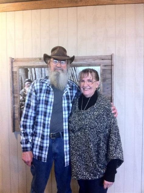 Si Robertson 2024: Wife, net worth, tattoos, smoking & body facts - Taddlr