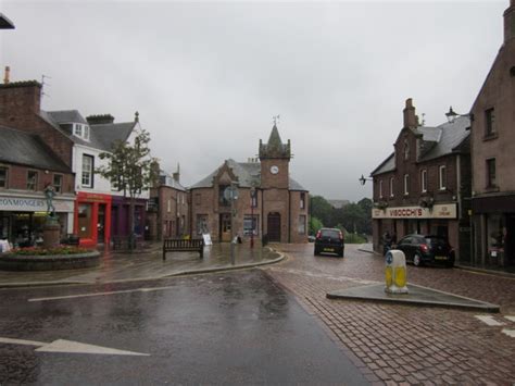 Kirriemuir Main Square © Ian Murfitt cc-by-sa/2.0 :: Geograph Britain and Ireland