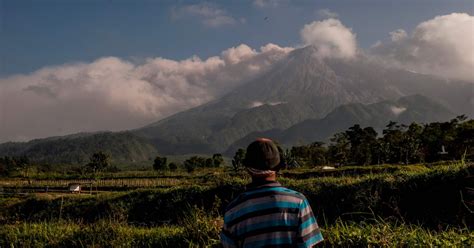 Indonesia volcano erupts, blankets villages in ash | New Straits Times