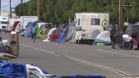 City of San Diego continues cleaning up homeless encampment in Midway ...