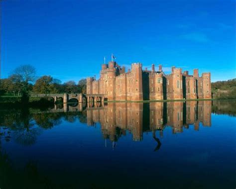 Herstmonceux Castle | Parks and Gardens (en)