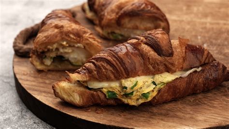 How to Make an Egg and Cheese Croissant Sandwich: 15 Steps