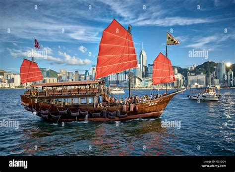 The Aqua Luna junk takes tourist on a cruise around Victoria Harbour Stock Photo: 106455831 - Alamy