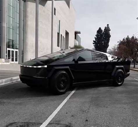 Tesla Cybertruck in Gloss Black Shows Up for the First Time - autoevolution