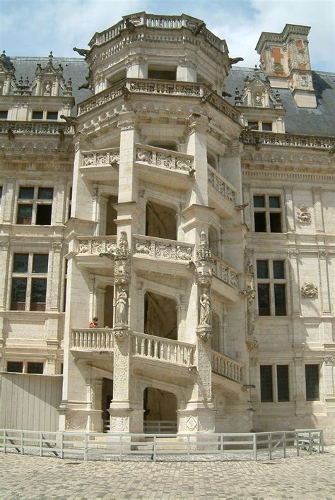 Amazing double-helix staircase in the Chateau de Chambord, Loire Valley ...