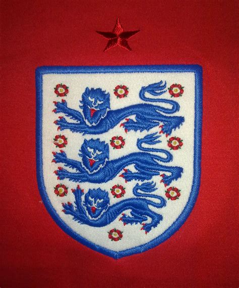 File:England Away Shirt 2010-2012 (crest).jpg - Wikimedia Commons