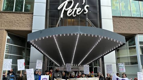 Protest draws support for Petes Frootique workers