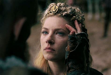 Gael acaricia el rostro de Evelyne, mientras esta le mira impasible, rota de dolor. Lagertha ...