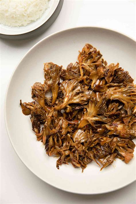 Stir-Fried Maitake Mushrooms with Garlic and Chile Oil Recipe