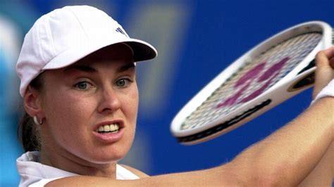 Martina Hingis announces retirement