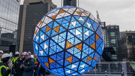 People Are Convinced the NYE Ball Drop ‘Glitched’ This Year - Exemplore News