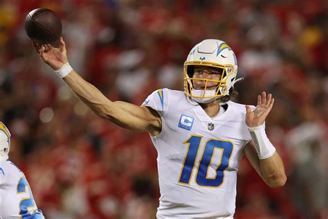 Justin Herbert injury: Chargers QB suffers injury, but returns in Week 2 - DraftKings Network